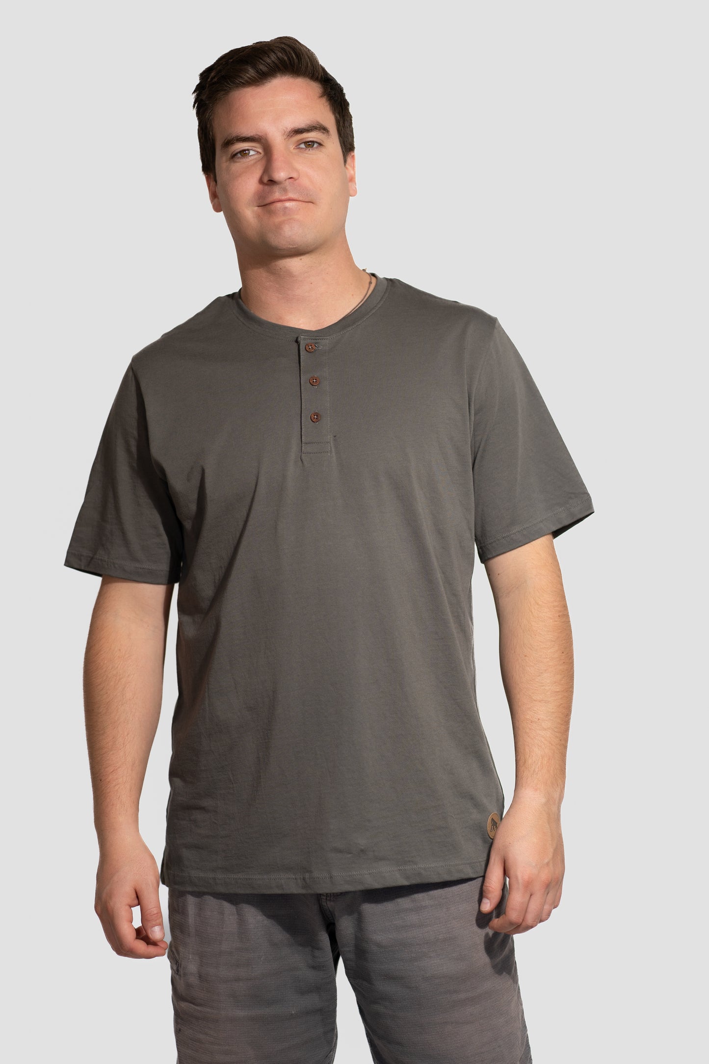 Polera PIMA Henley Grafito - Manga Corta