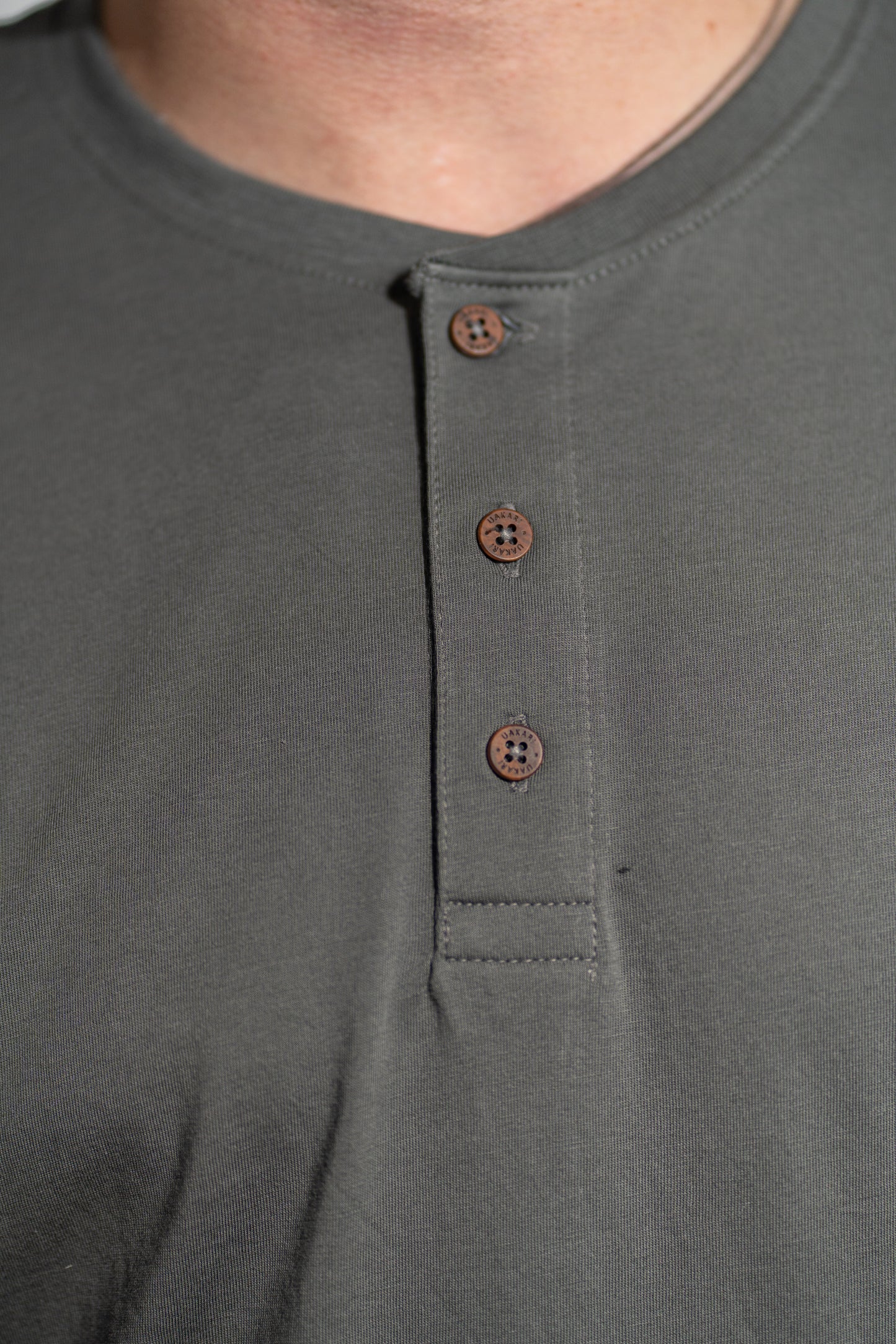 Polera PIMA Henley Grafito - Manga Corta