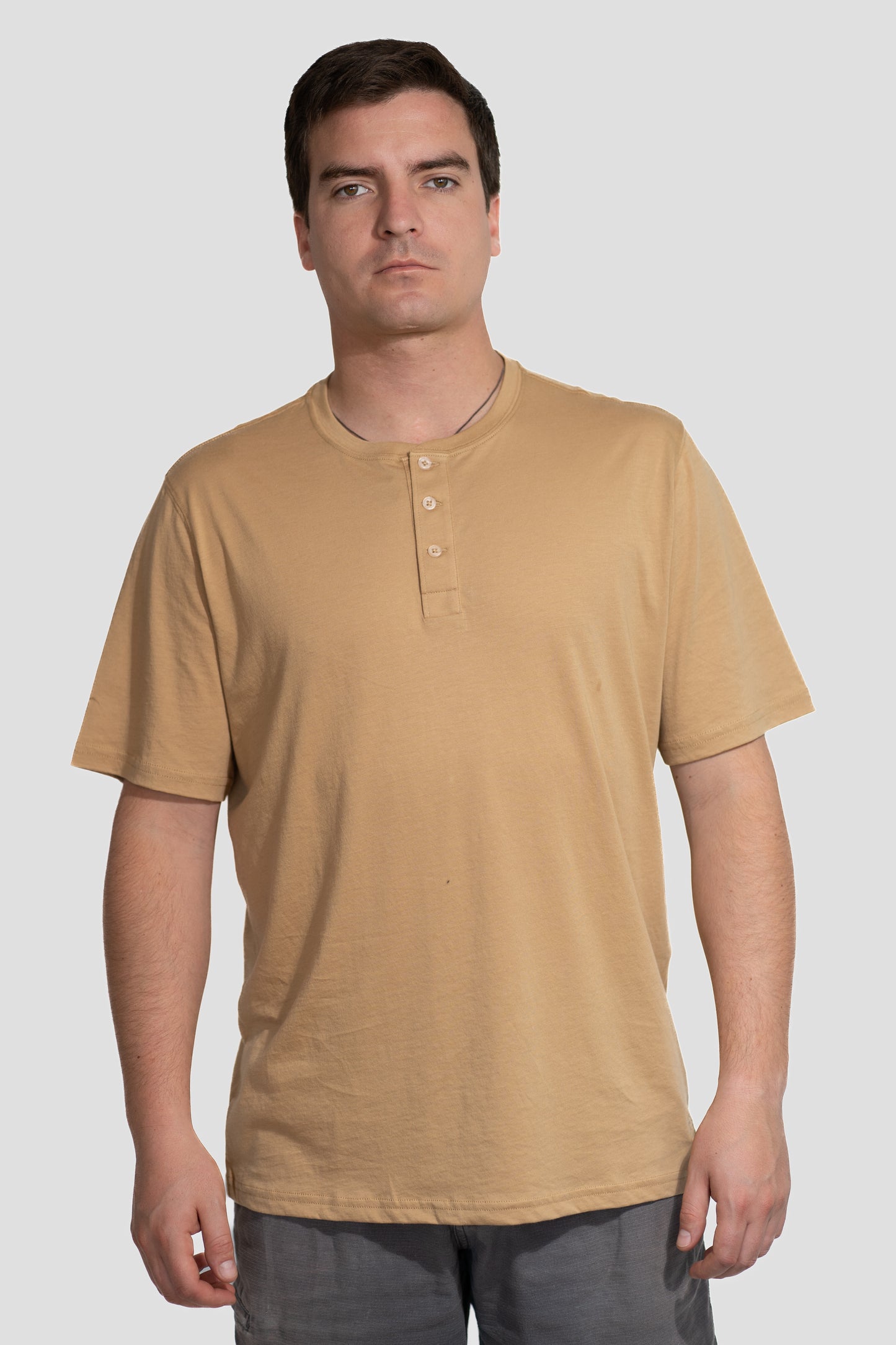 Polera Camel Manga Corta PIMA Henley V1