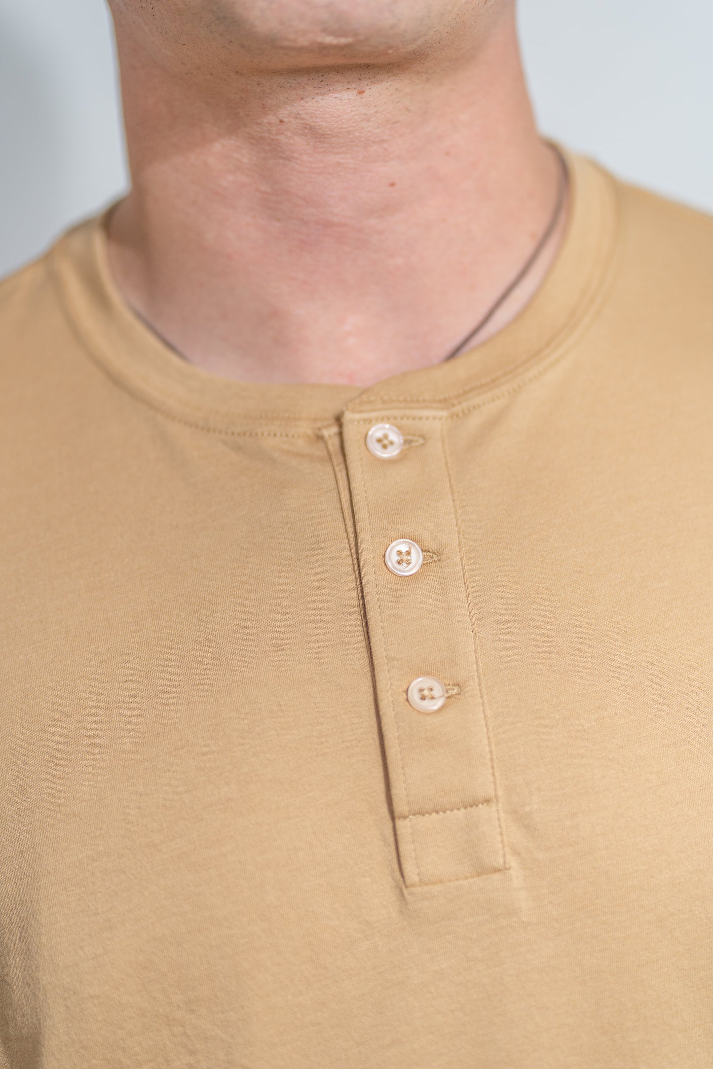Polera Camel Manga Larga PIMA Henley V1