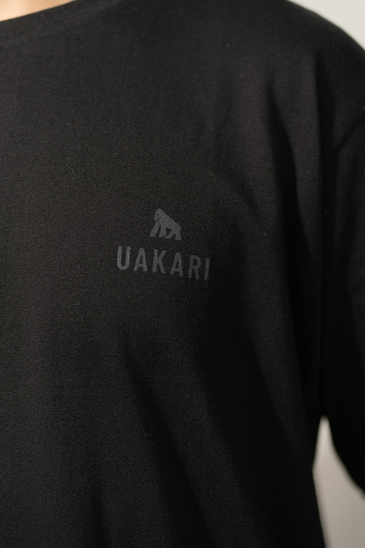 Polera Negra Manga Corta UAKARI