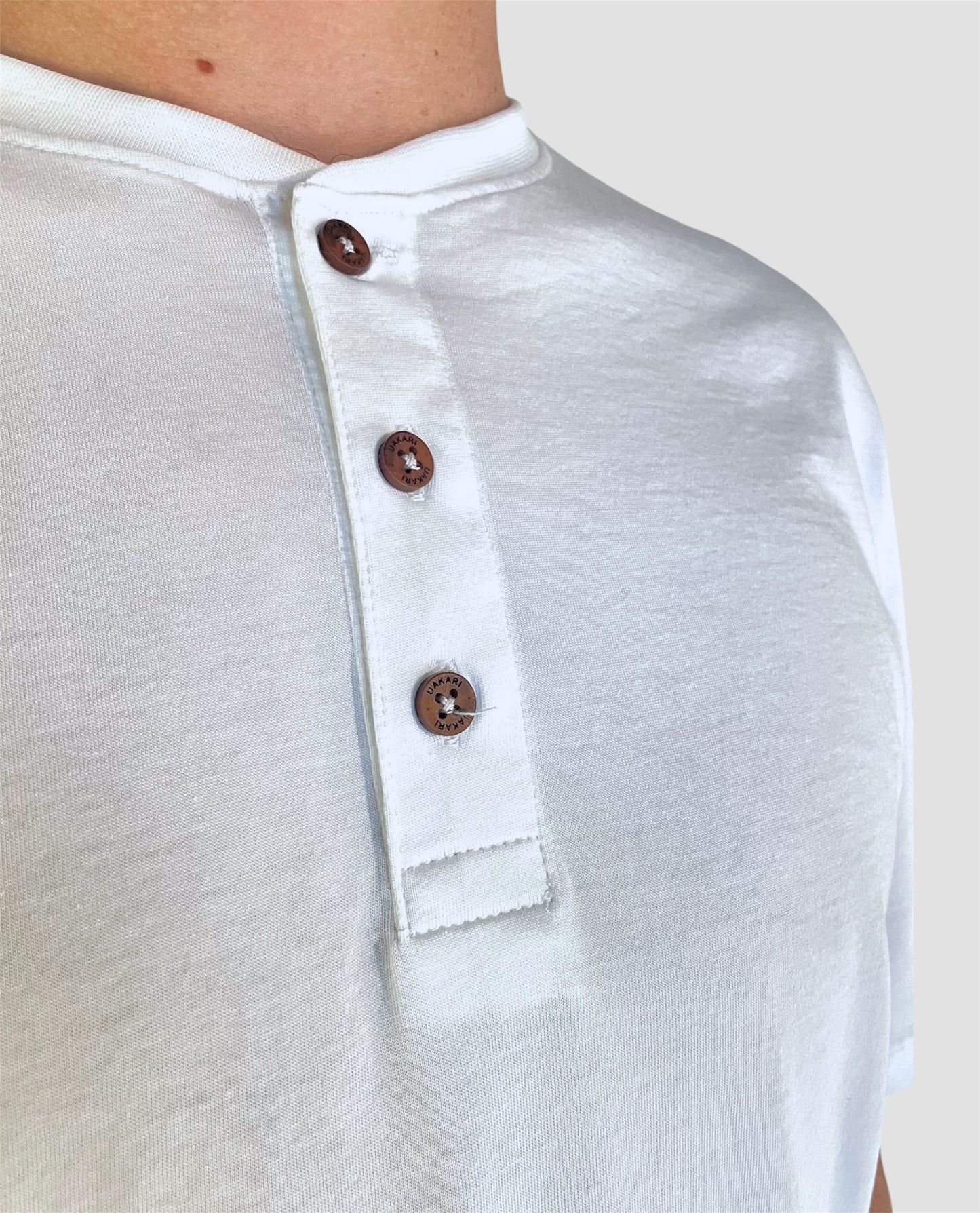 Polera Blanca Manga Corta PIMA Henley V2