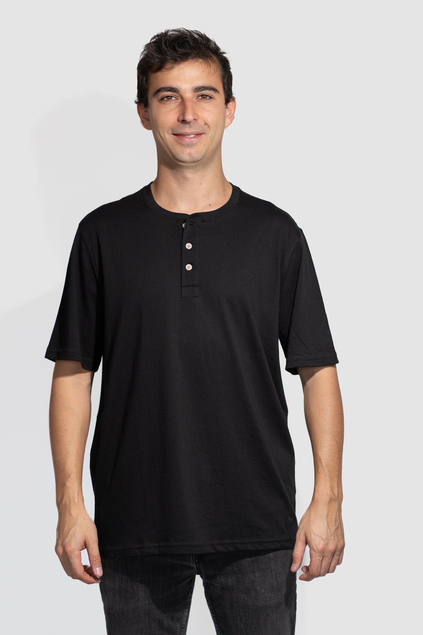 Polera Negra Manga Corta PIMA Henley V1