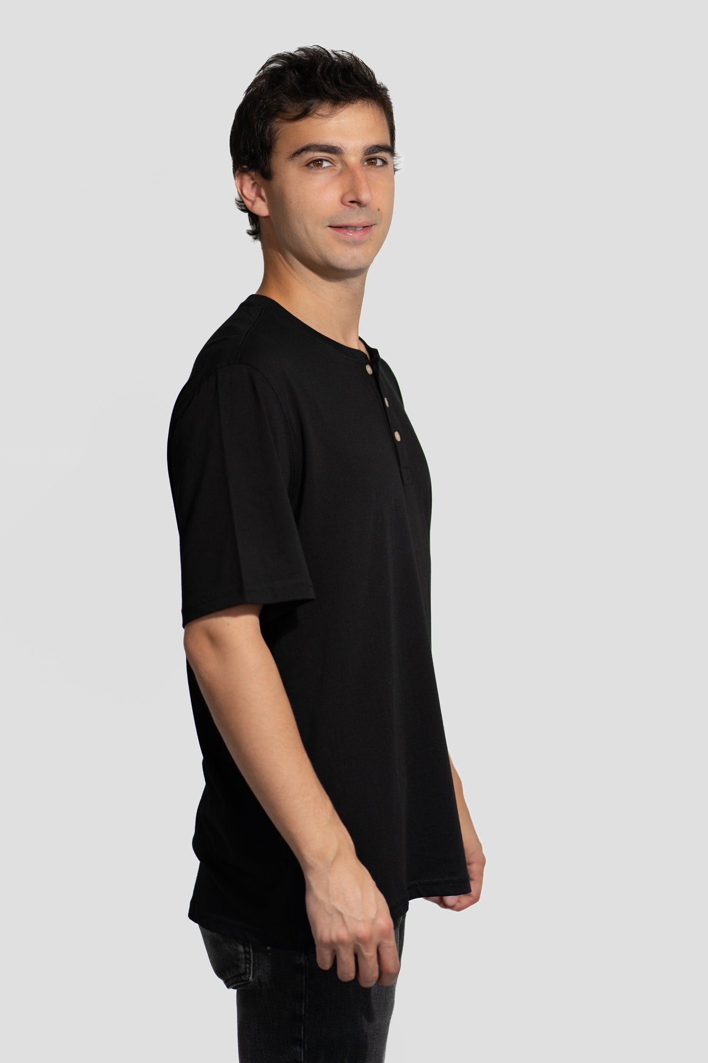 Polera Negra Manga Corta PIMA Henley V1