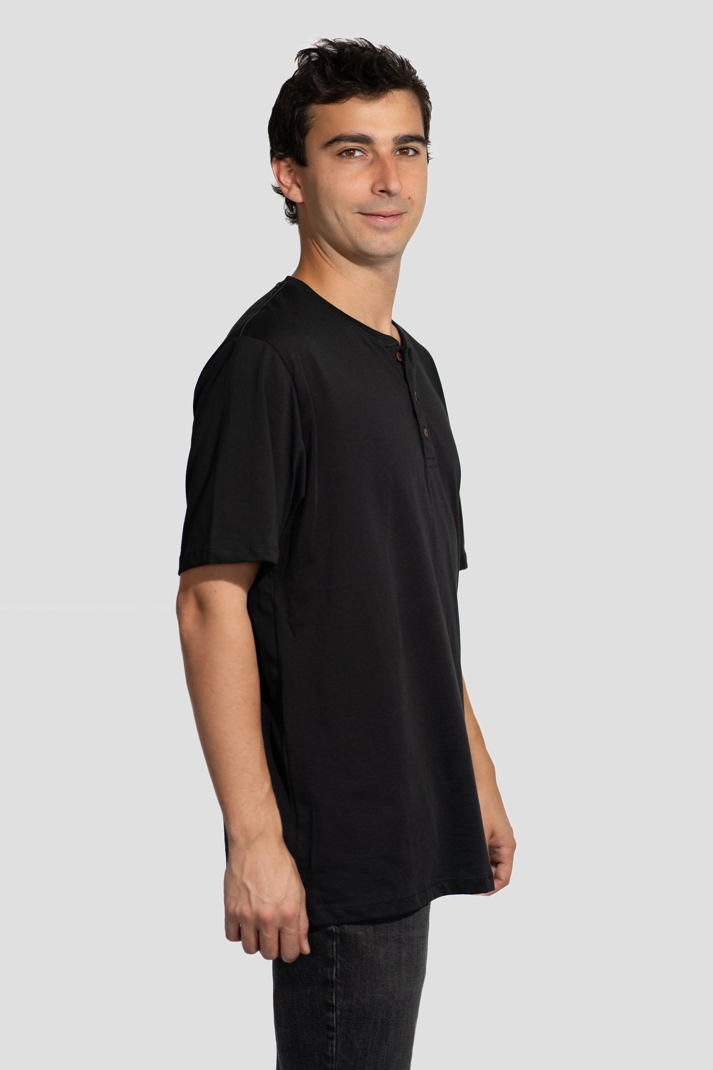 Polera PIMA Henley Negra - Manga Corta