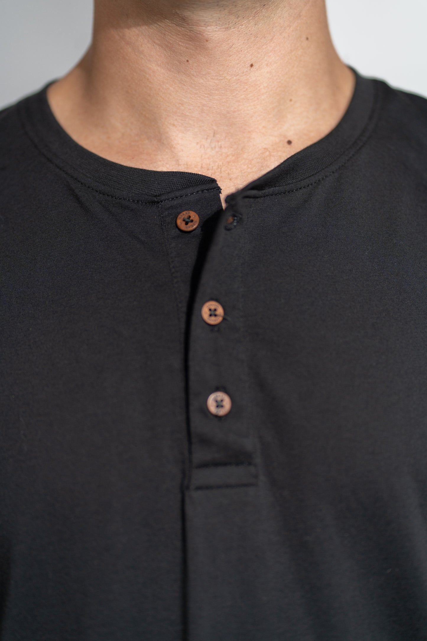 Polera PIMA Henley Negra - Manga Corta